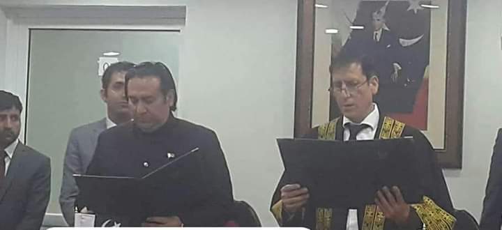 amjadhussainaza's tweet photo. TABDILI SARKAR appointed an  ordinary advocate as CJ for GB Judiciary. 
Why the people of GB have been declared  disqualified to head the judicial system , administration and police in GB ?
Is GB a grazing pasture for those having access to decision making centres in Islamabad ? https://t.co/pt8MJpEAyo