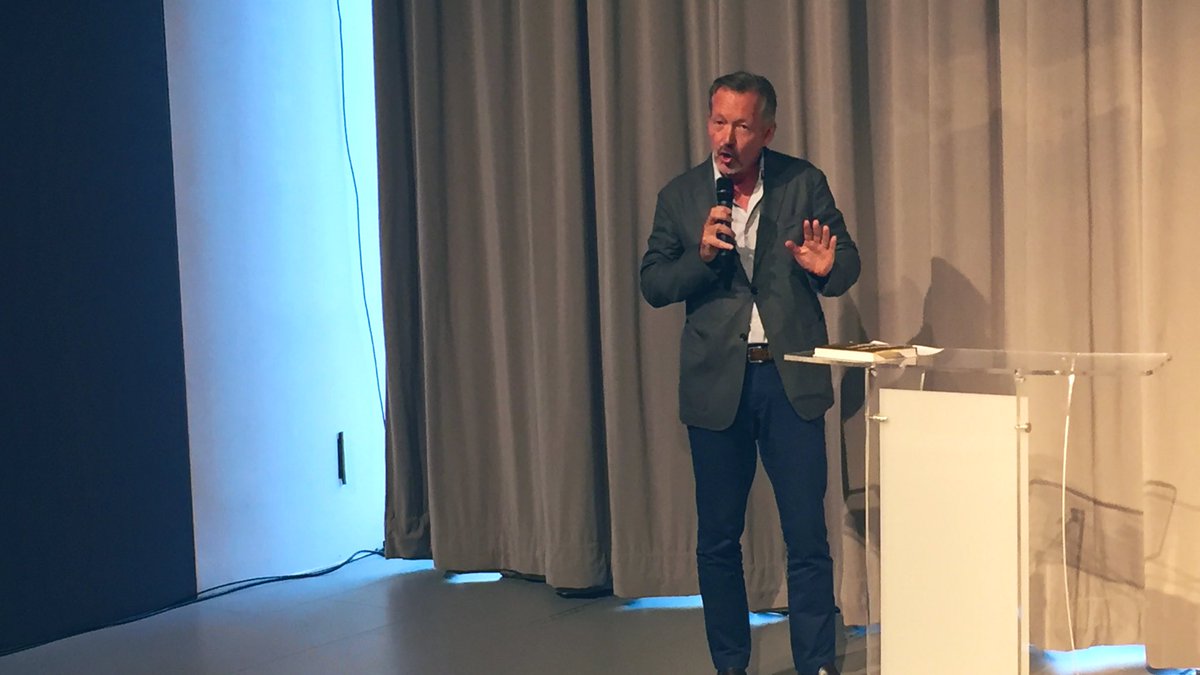 OgilvyUK's tweet photo. Ogilvy’s EMEA CEO Paul O’Donnell closes Ogilvy’s launch of @rorysutherland new book Alchemy
Pre-order before 9th May here https://t.co/dHEAO0u68z
#IdeaAlchemy
@EburyPublishing https://t.co/jJKSHa5o6E