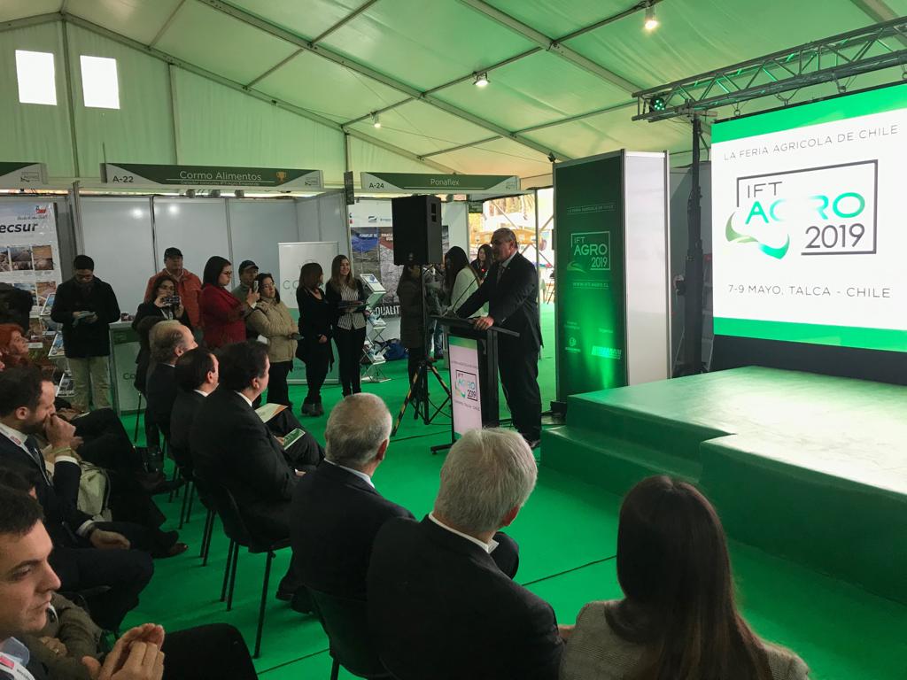 bellakeo69's tweet photo. Autoridades regionales junto al Intendente @pablo_milad @JorqueraCoria @MinagriMaule, inauguran Feria Internacional de Tecnologías Agrícolas, evento que muestra importantes técnologías para la región para las distintas necesidades que los agricultores tengan. https://t.co/yuWNmNuJDQ