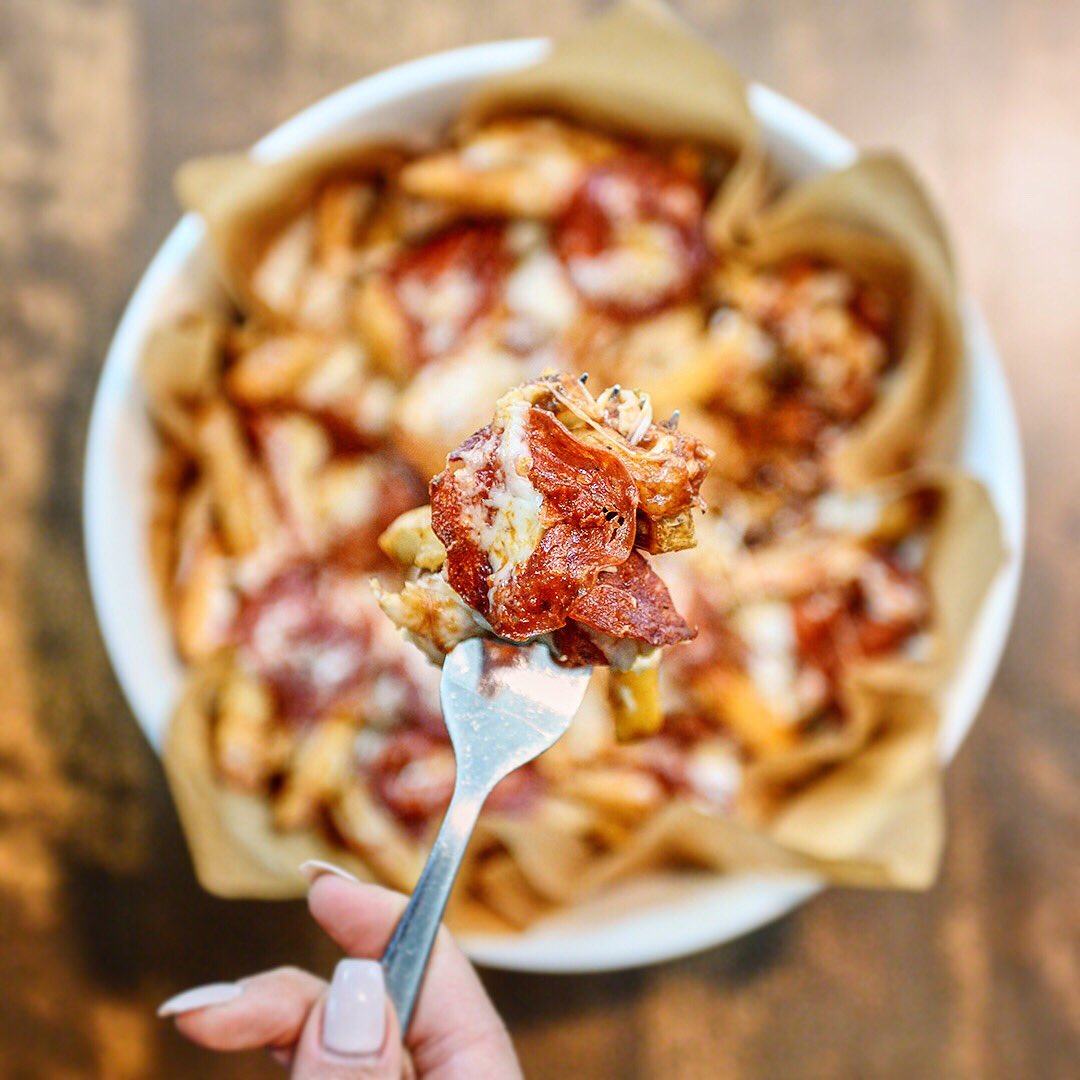 bostonpizza's tweet photo. If thereโs one thing that everyone can agree on, itโs that pizza and poutine are an unbeatable combination. ๐ฏ #BostonPizza #PizzaPoutine https://t.co/Pw7GuXEAt6