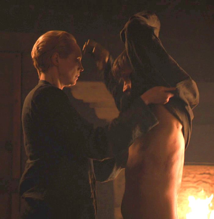  JAIME & BRIENNE Happy moments in episode 8x04A THREAD.PART 14.B: *starts taking off his shirt*J: *makes this beautiful, confused expression, helps her helping him taking off the shirt*PS: LOOK AT HIS EXPRESSION  #GameOfThrones #JaimeLannister #BrienneOfTarth