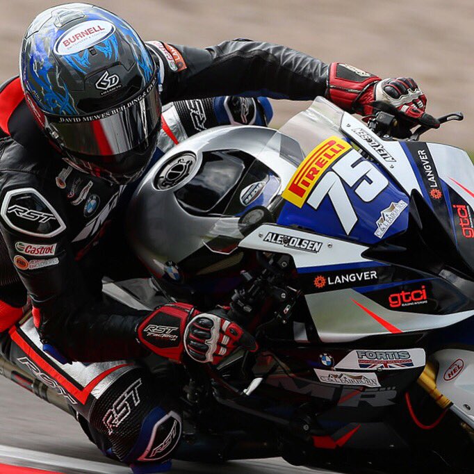 6DHelmetsUK tweet media