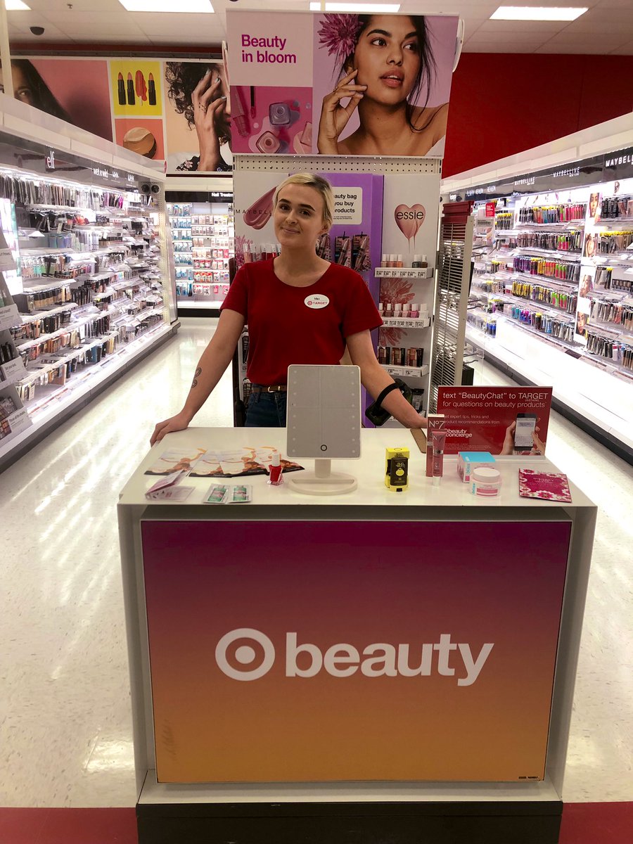 Shellcole88's tweet image. Come see Mackenzie at #T0906 for some beauty advice! 🎯