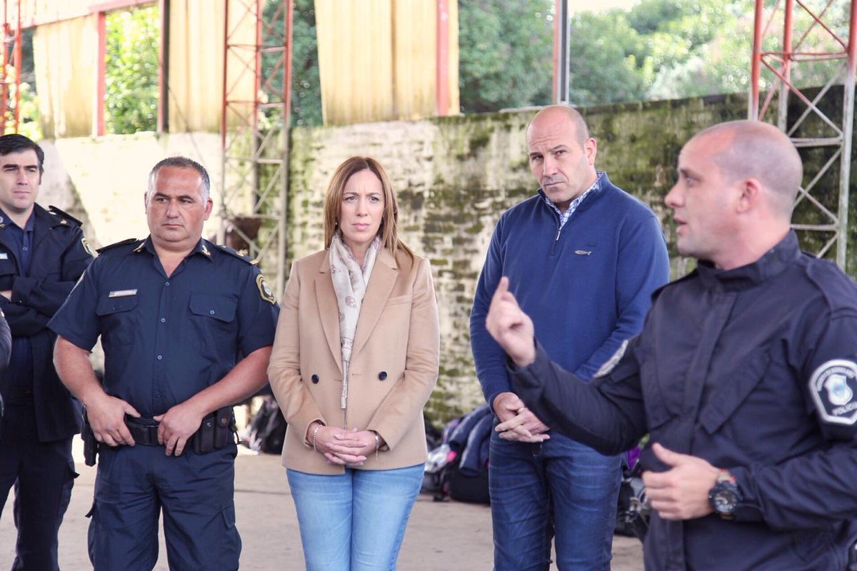 YoSoyMartiniano's tweet photo. Con @mariuvidal visitamos hoy el Centro de Entrenamiento Policial de Quilmes. Duplicamos el tiempo de formación de los aspirantes y ahora tienen todo un año de entrenamiento antes de salir a la calle. Esto es mejor seguridad para nuestros vecinos. https://t.co/DfcxcGEyn9
