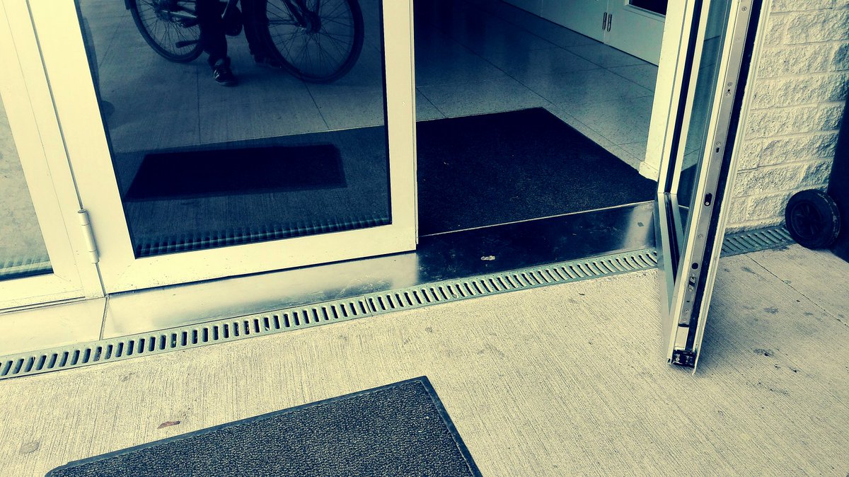 bartvermandere's tweet photo. #drempelloos is soms gewoon nul centimeter #waterdicht via lijnafwatering aan de voordeur #DBFM #scholenvoormorgen atheneum #Wispelberg Offerlaan #Beel #goodpractice #toegankelijk #accessible https://t.co/9dWX2Vdldi