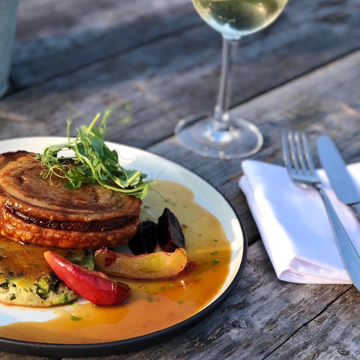 TimbrellsYard's tweet photo. Stuffed belly of old spot with a fennel and sea salt crackling served with Spring green bubble and squeak, wild garlic, cavolo nero, roasted beetroot and apple.
Completely delicious!😋
https://t.co/GbZD7AS2pV
#tylove #bradfordonavon #wiltshire
#westcountry #localsuppliers https://t.co/sg3TpFQrX2