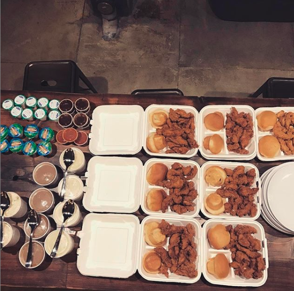 Ezells_Chicken's tweet photo. How's this look for for a worktime #lunchspread??? π Dear @becmitchell, thank you for sharing! πΈππ https://t.co/H7NsAGZD3O