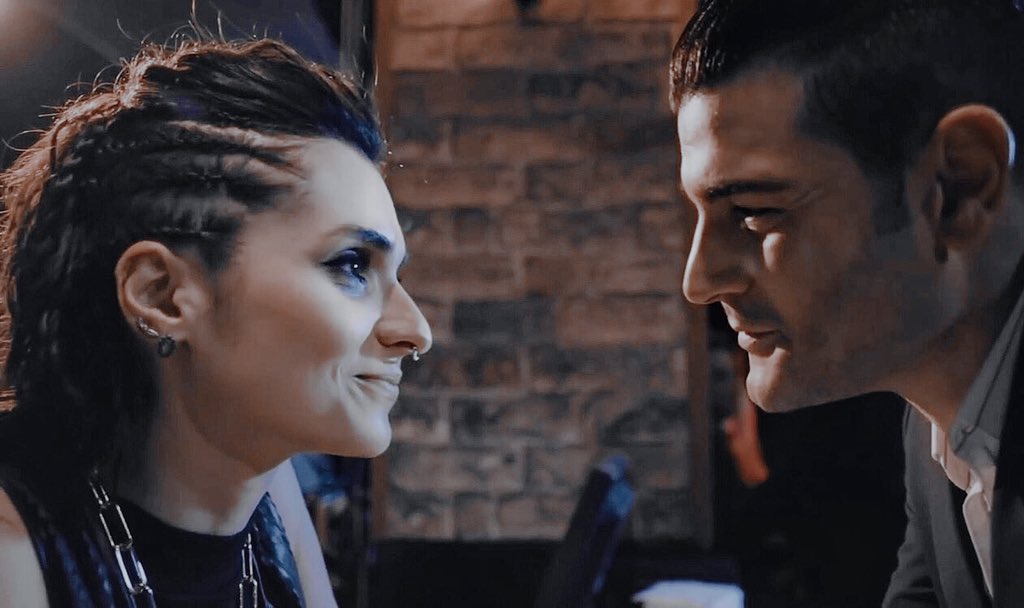 @uctebirigamze f: her kılıkta bu kadar büyüleyici olmak çok zor olsa gerek
e: öyle mi hiç farketmedim
♥️😍 
#EyFet #MeriçAral #BurakSevinç