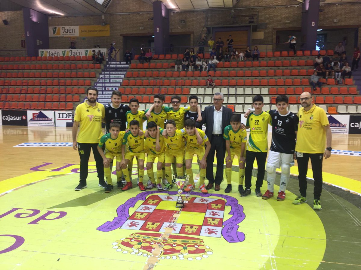 RFAFJAEN's tweet photo. Manuel Peñalver, Vicepresidente de la Delegación Jiennense de la Real Federación Andaluza de Fútbol, hace entrega del trofeo que acredita como Campeón de Segunda Andaluza Infantil de Fútbol Sala al @JaenFS  ¡Enhorabuena! https://t.co/jmIJmviNkQ