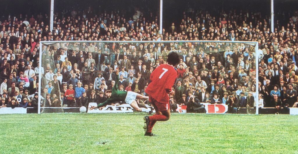 MemorabiliaMal's tweet image. Phil Bloss scoring the winning penalty for #ColU v #WBA in the 1971 Watney Cup Final