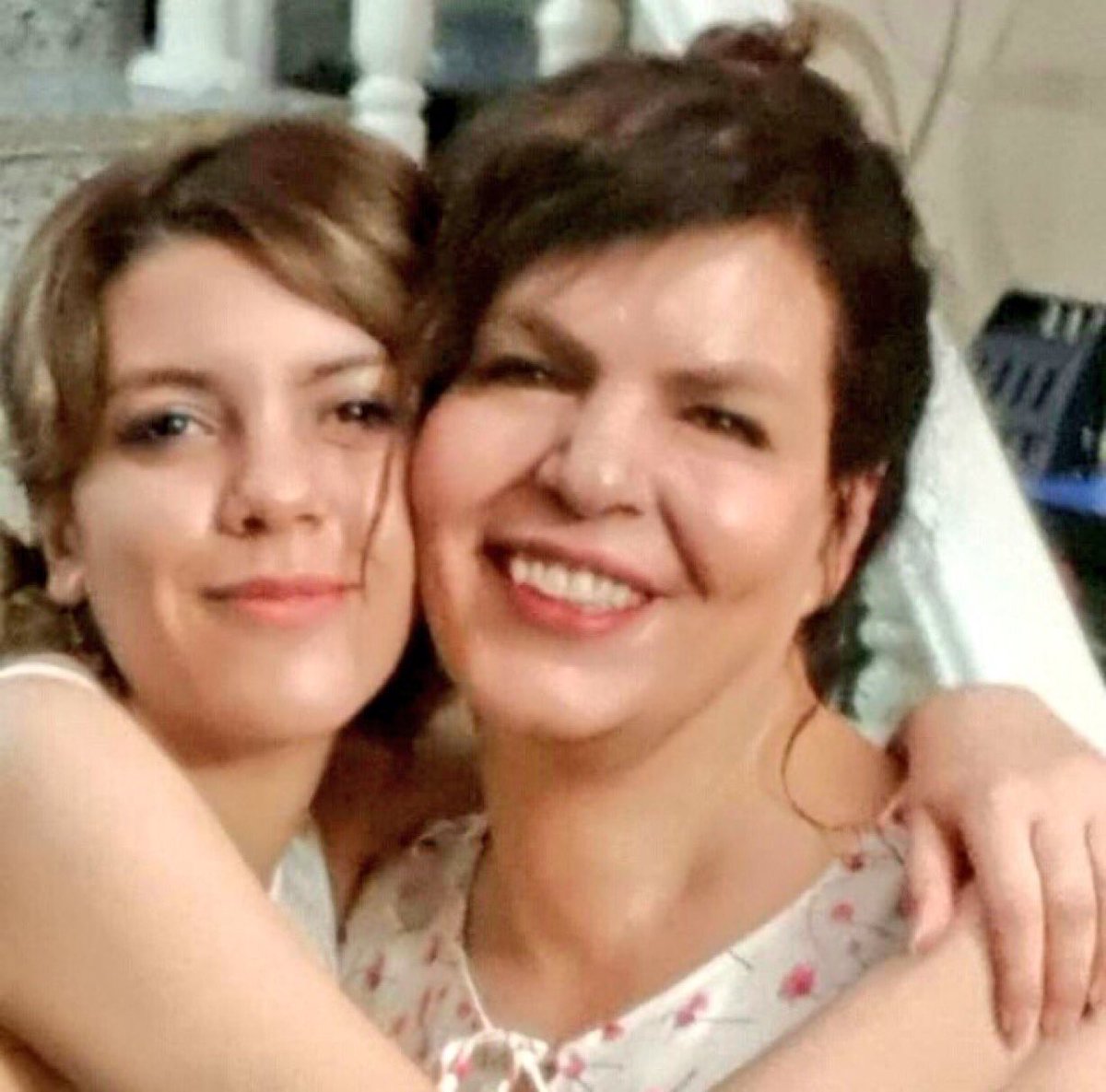 Dit zijn de moeder en dochter #Monir_Arabshahi en #Yasaman_Ariyani.
Ze werden gearresteerd in #Iran voor t uitdelen v bloemen aan gesluierde vrouwen in metro &amp; opkomen voor #vrouwenrechten.
Ze zijn vorige maand in de hel, d beruchte Gharchak-gevangenis gezeten.
Wees svp hun stem.