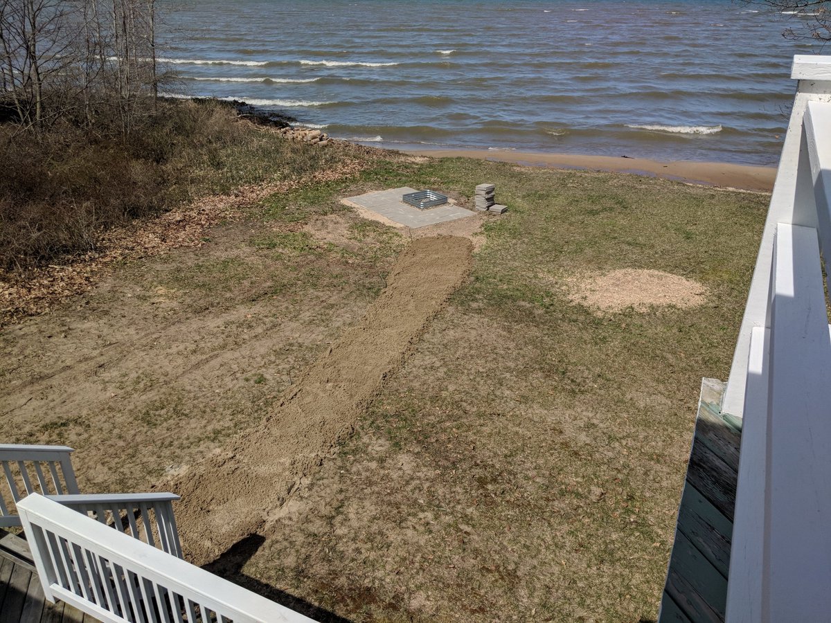 ErffmeyerMindy's tweet photo. Today's workout 💪 at the #LHL #LakeHouseLodge 
2mile run, and many wheelbarrow's of sand for the path to the fire pit. https://t.co/eJByFHNfQ5