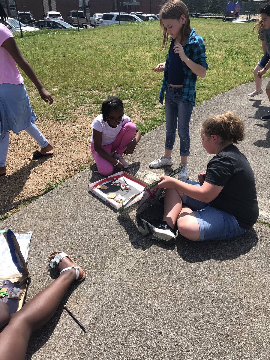 3rdGrdLemonade's tweet photo. What better way to end our camping day than solar oven s’mores! #STEM @mcdowell_elem @creatEDCrayola https://t.co/7ujxtvIezw