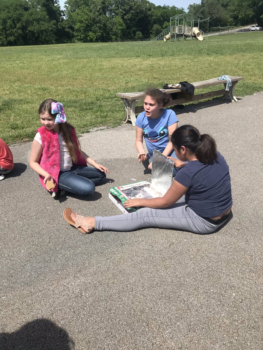 3rdGrdLemonade's tweet photo. What better way to end our camping day than solar oven s’mores! #STEM @mcdowell_elem @creatEDCrayola https://t.co/7ujxtvIezw