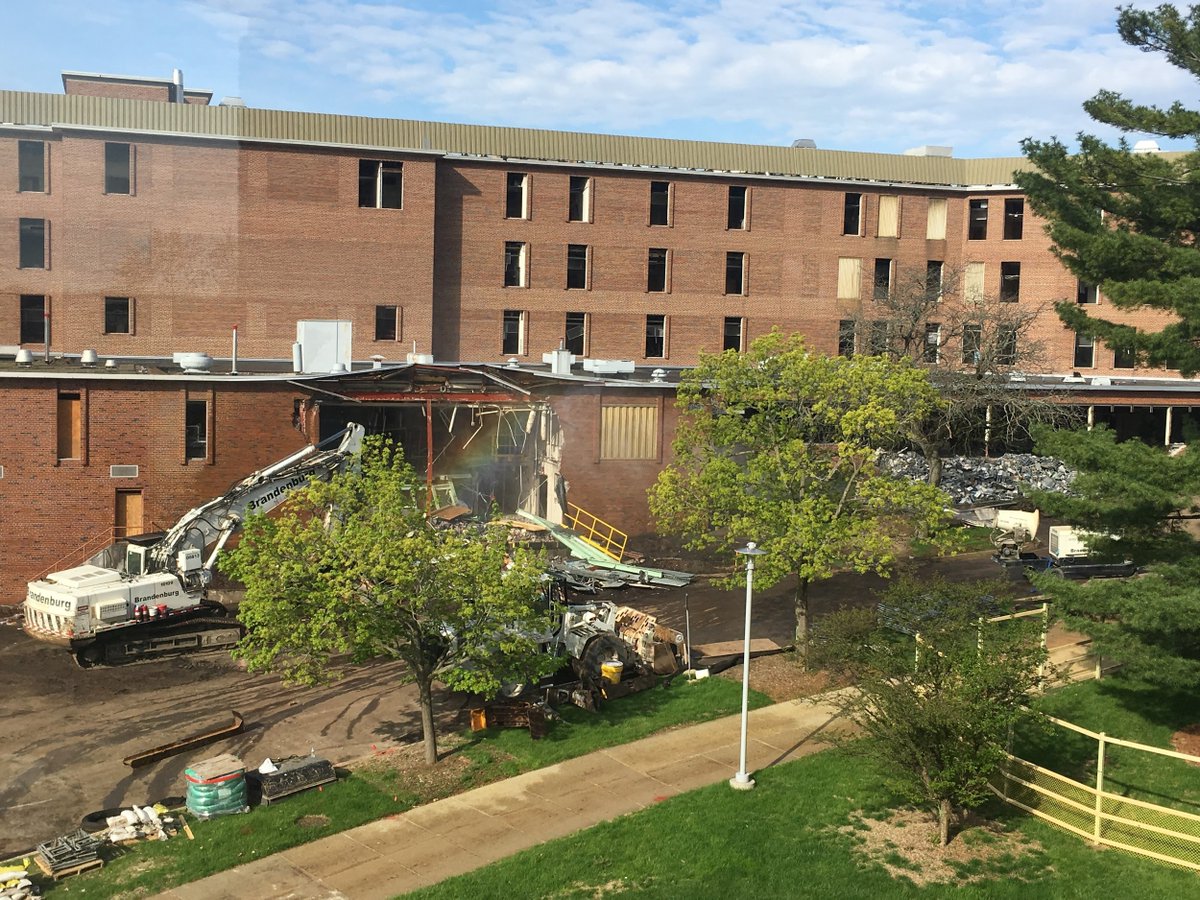 facilities_wmu's tweet photo. Demolition started on the two-story section of McCracken Hall! #WMU #AroundWMU #FMProjects #WMUFacilities https://t.co/40KvCQscUg