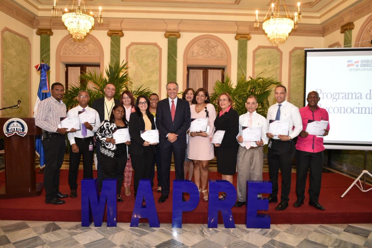 En el <a href="/maprerd/">Administrativo RD</a> valoramos la dedicación de nuestros emplead@s, por eso hoy premiamos a los 13 empleados que llevan más tiempo trabajando en el Ministerio, al servicio del pueblo dominicano. Mi más sincera enhorabuena y agradecimiento a cada uno de ell@s.