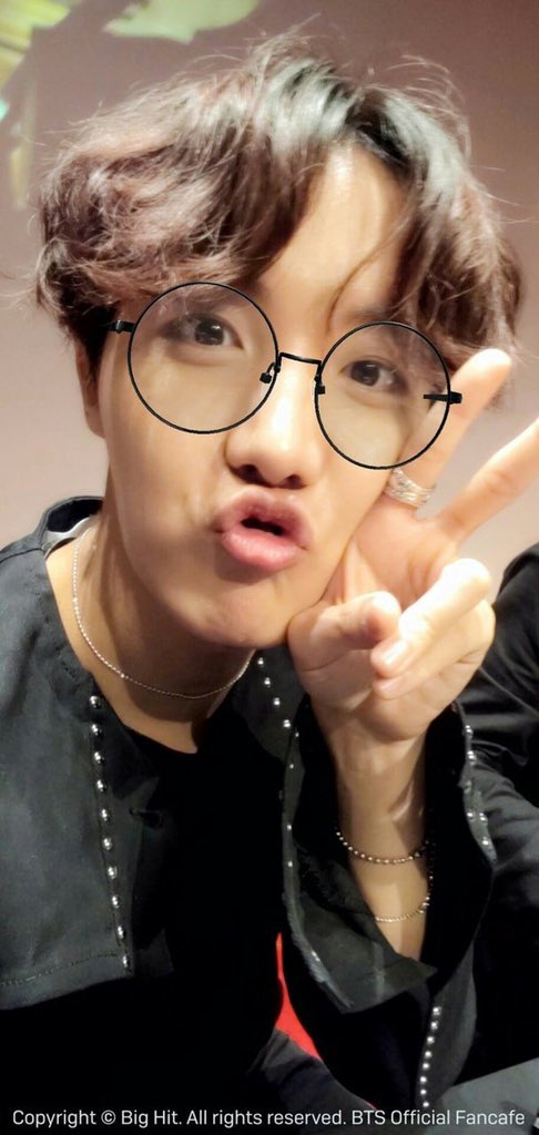 __cLo_WN__'s tweet photo. #Armyselcaday #hoseok #hobi #jhope #absolutebaby he is actual baby https://t.co/rujz45HcO6