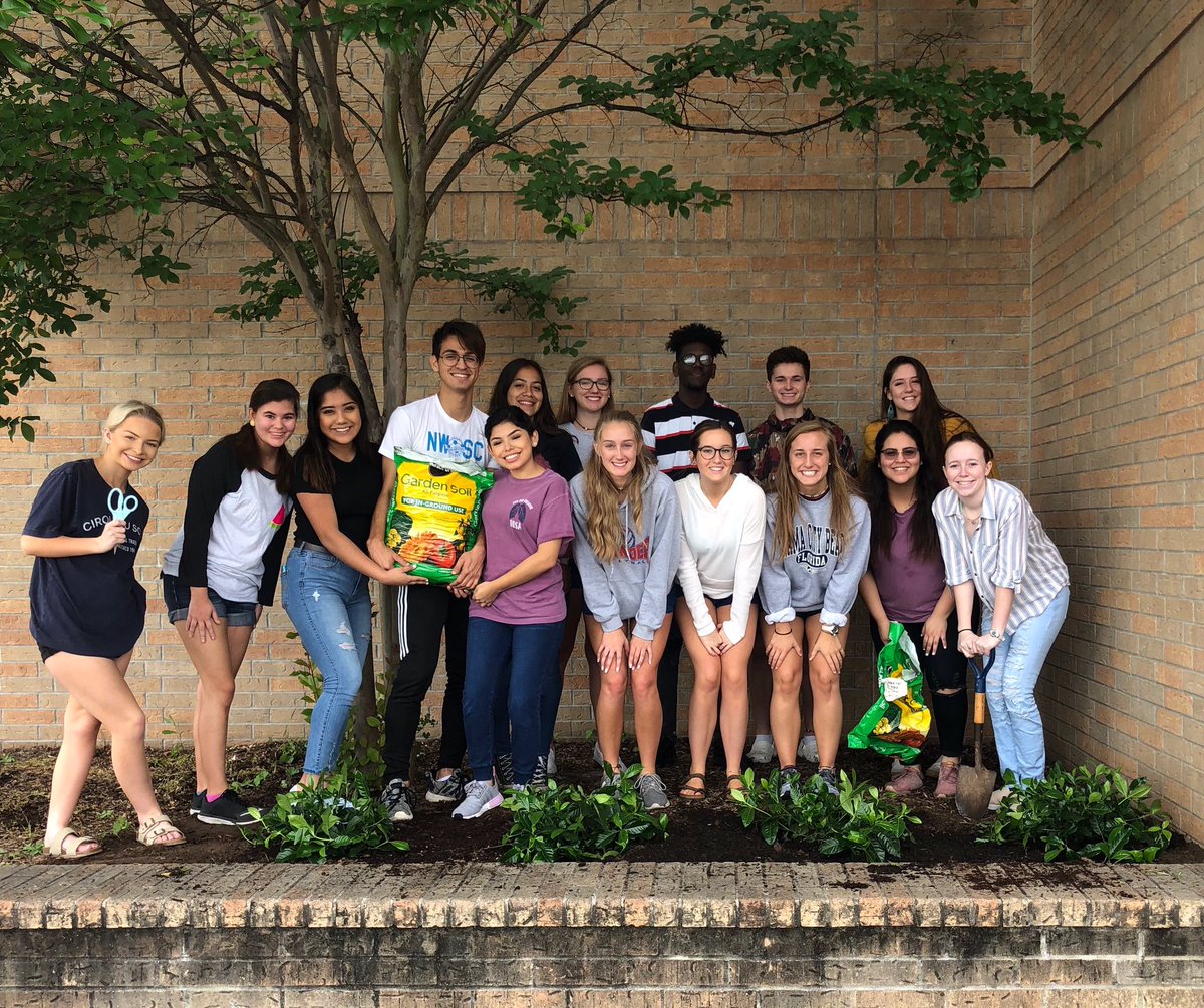 Some of our awesome members cleaned out and replanted the flower beds in the front of the school as our final service project for the year!! 💜💛💜