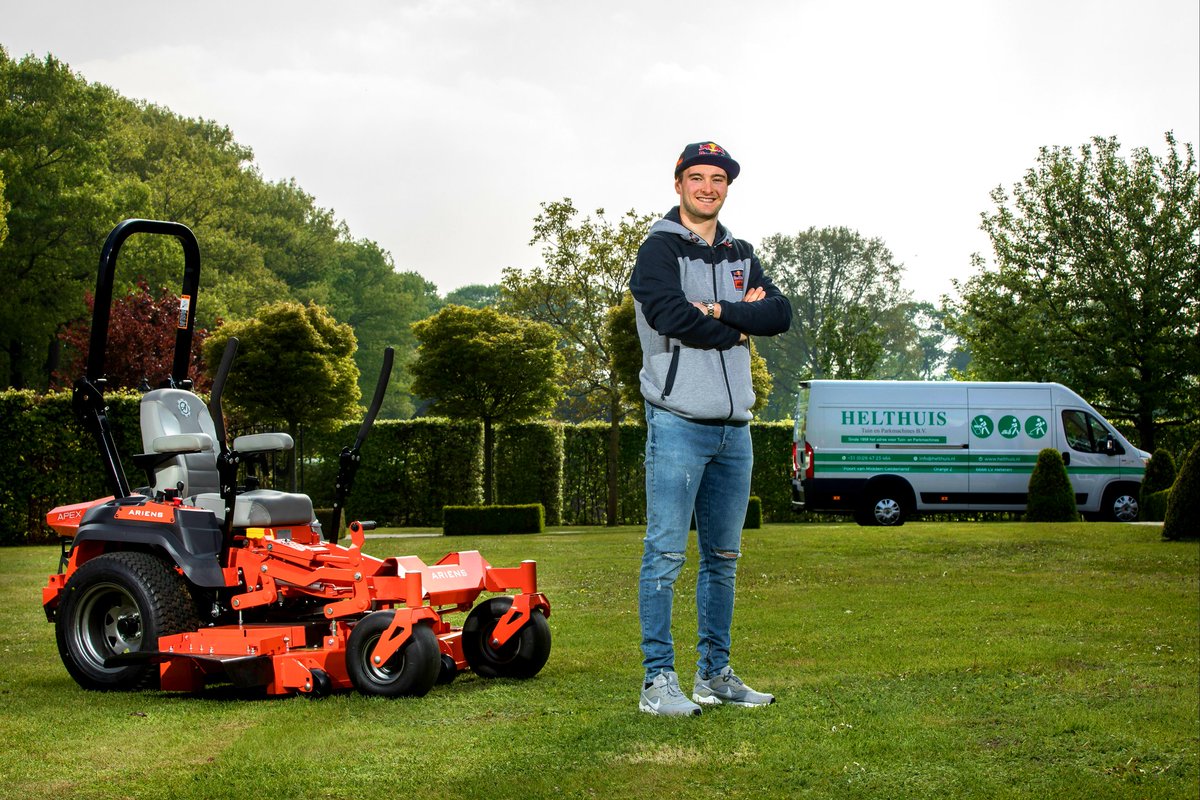 HelthuisBV's tweet photo. De Motorcross Wereldkampioen @JHerlings84 gaat net als in zijn race alleen voor het allerbeste. De @Ariens Apex 52 Zero-turn grasmaaier zorgt voor de snelste en beste maai resultaat. #NeedforSpeed #TheBestTInTheCity   #lawncare #FastAndFurious #perfection https://t.co/WRZCfI93gv