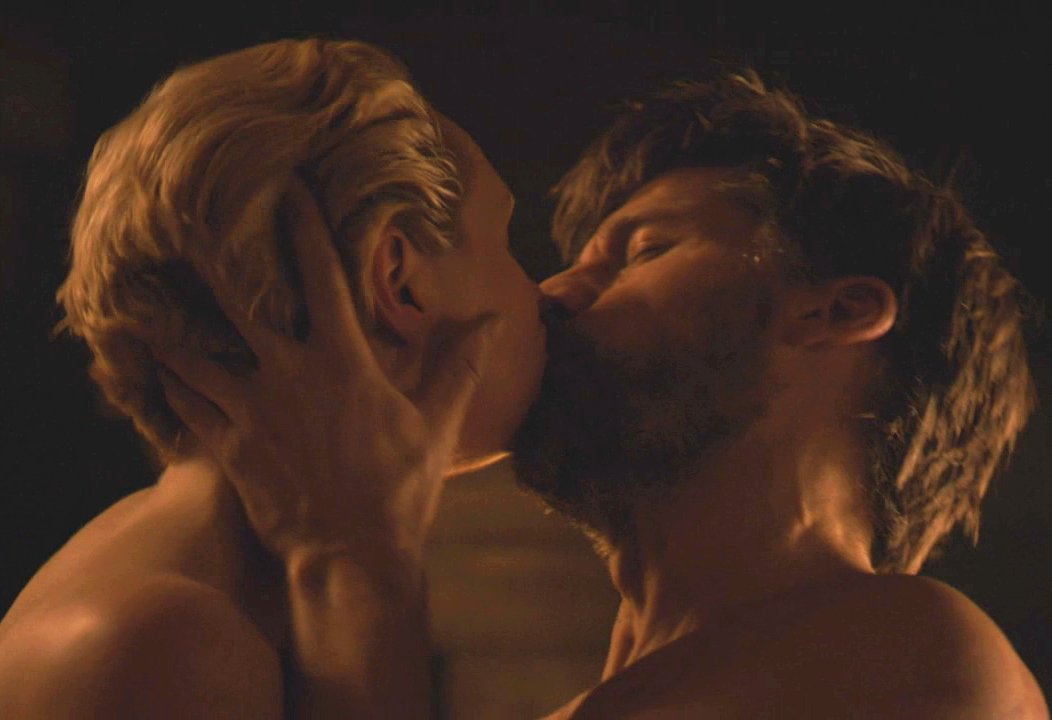  JAIME & BRIENNE Happy moments in episode 8x04A THREAD.PART 17.J: *doesn't resist and kisses her, keeps his eyes open for a moment*B: *kisses him, gets carried away*PS: THIS KISS IS SO HUNGRY, SO FIERCE IT HURTS  #GameOfThrones #JaimeLannister #BrienneOfTarth