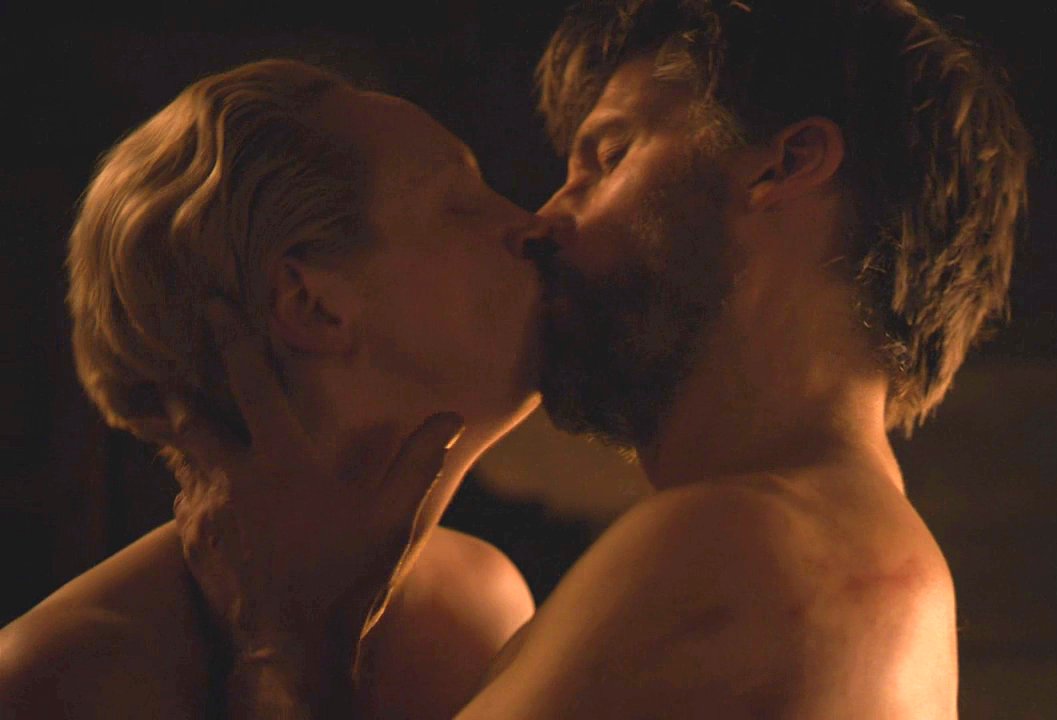  JAIME & BRIENNE Happy moments in episode 8x04A THREAD.PART 17.J: *doesn't resist and kisses her, keeps his eyes open for a moment*B: *kisses him, gets carried away*PS: THIS KISS IS SO HUNGRY, SO FIERCE IT HURTS  #GameOfThrones #JaimeLannister #BrienneOfTarth