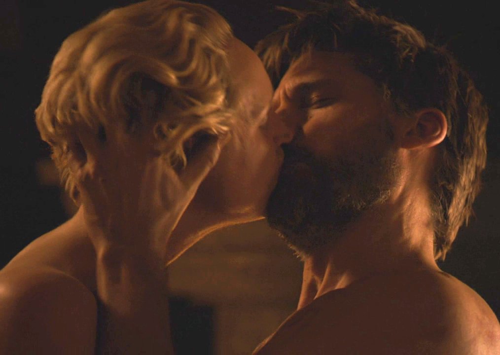  JAIME & BRIENNE Happy moments in episode 8x04A THREAD.PART 17.J: *doesn't resist and kisses her, keeps his eyes open for a moment*B: *kisses him, gets carried away*PS: THIS KISS IS SO HUNGRY, SO FIERCE IT HURTS  #GameOfThrones #JaimeLannister #BrienneOfTarth