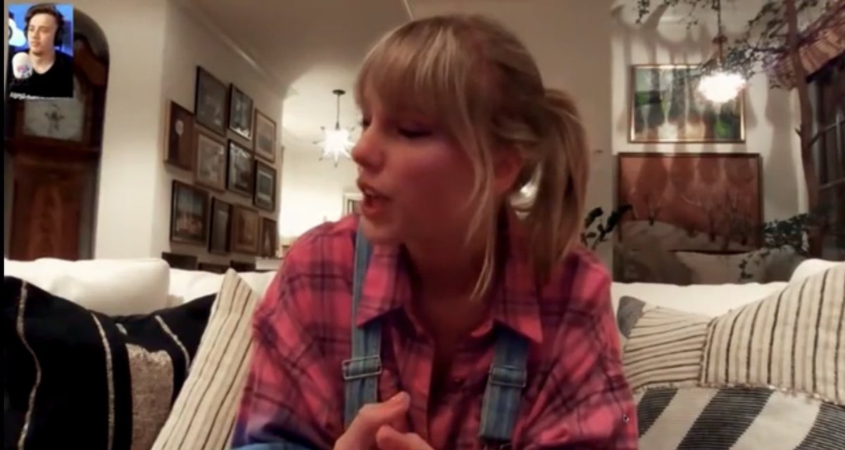 midnights929's tweet image. Guys... I was watching the interview she did with Capital Breakfast and I think she has some the chick frames hung up in her house 😂😂😂
#MeOutNow #TaylorSwiftApril26