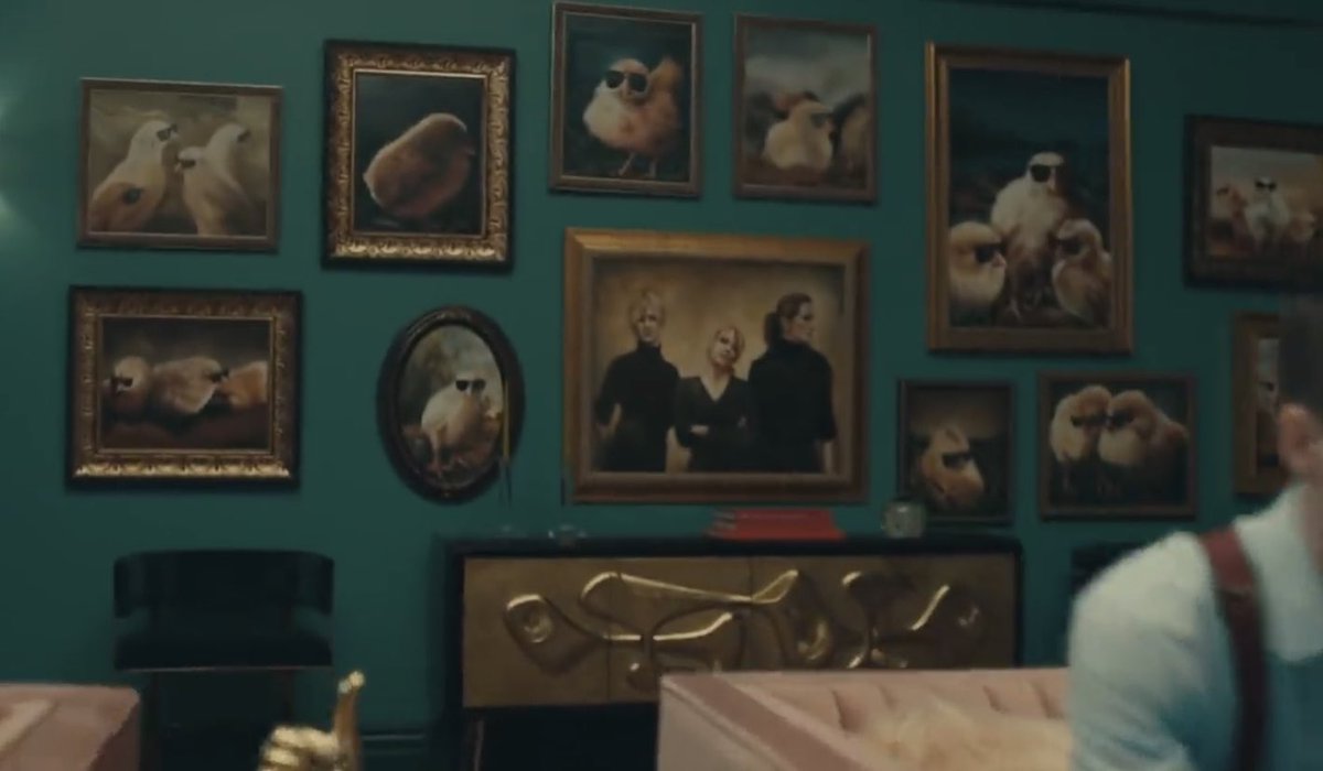 midnights929's tweet image. Guys... I was watching the interview she did with Capital Breakfast and I think she has some the chick frames hung up in her house 😂😂😂
#MeOutNow #TaylorSwiftApril26