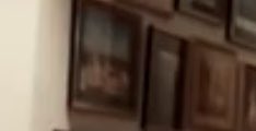 midnights929's tweet image. Guys... I was watching the interview she did with Capital Breakfast and I think she has some the chick frames hung up in her house 😂😂😂
#MeOutNow #TaylorSwiftApril26