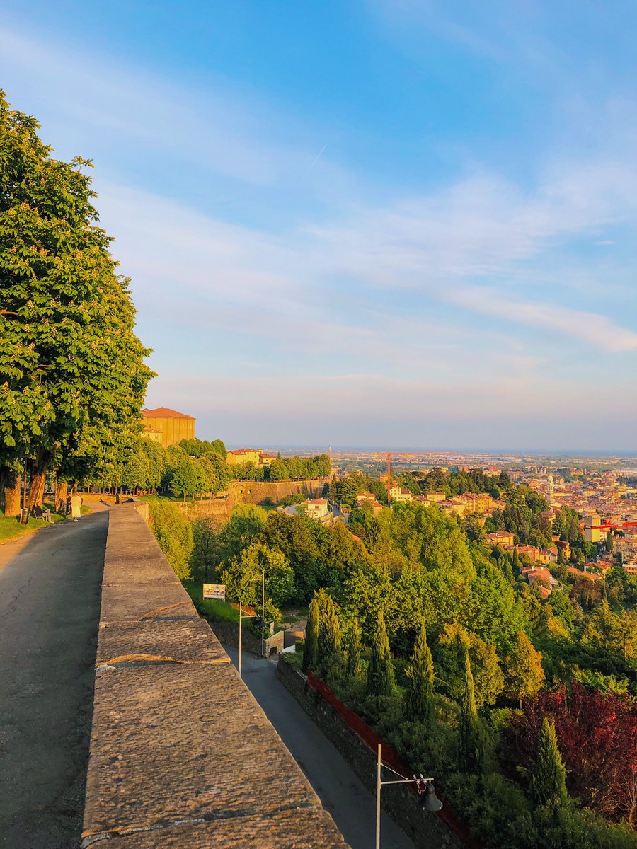 🏃🏻‍♂️🌇 Le Mura Venete che si colorano delle calde tonalità del tramonto, si affollano di turisti e sportivi, la città che pian piano si spegne.
La mia corsa.
Il mio lusso.
<a href="/runlovers/">Runlovers</a> <a href="/ASICSItalia/">ASICS Italia</a> @ASICS_FR 
#iocorroqui #IMoveMe #ad #ASICSFrontRunner #soundmindsoundbody