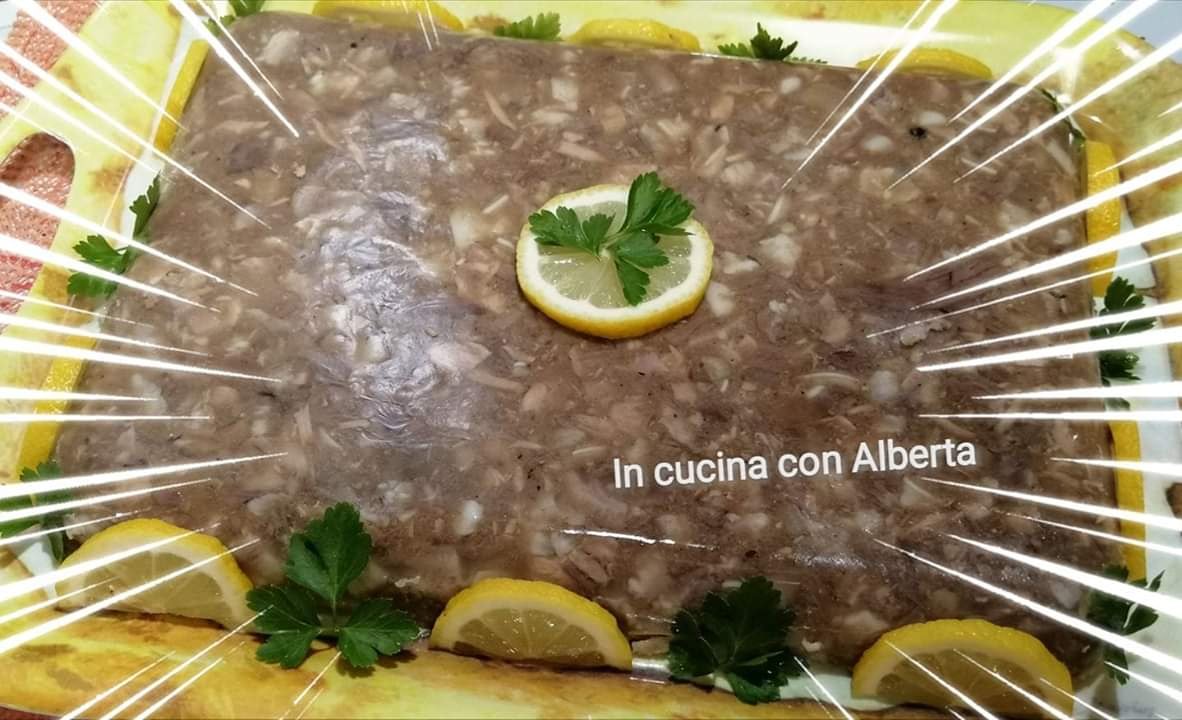 con_alberta's tweet photo. Cari amici di in cucina con Alberta buoooonasera, 🙋 come state? ... Questa sera voglio presentarvi una nuova ricetta 😊 la gelatina di maiale chiamata anche zuzu. #gelatinadimaiale #zuzu #piattotipicocatanese #ricettapovera #cibobuono #cucinasiciliana #incucinaconalberta https://t.co/lNs3QQ2yQS