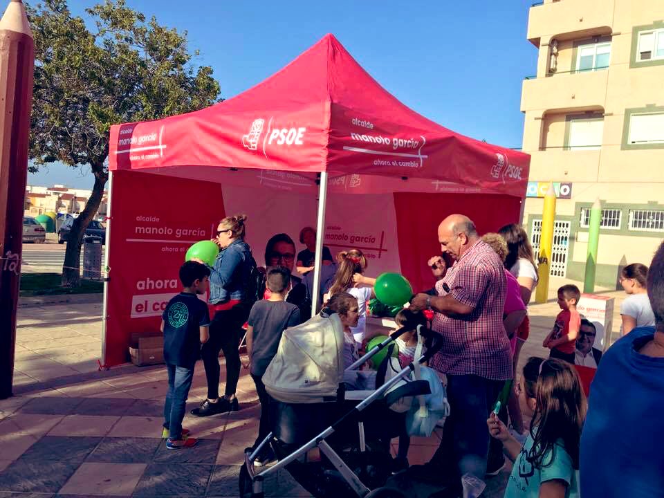 ManoloGarciPSOE's tweet photo. Esta tarde en la Plaza Rigoberta Menchú hemos presentado algunas de nuestras medidas 👇
🔄 Empleo.
👮Seguridad.
🌳Mantenimiento de las áreas verdes.
🚍Bus urbano.
#ahoraelcambio
#ManoloAlcalde https://t.co/cGTqtcLNfH