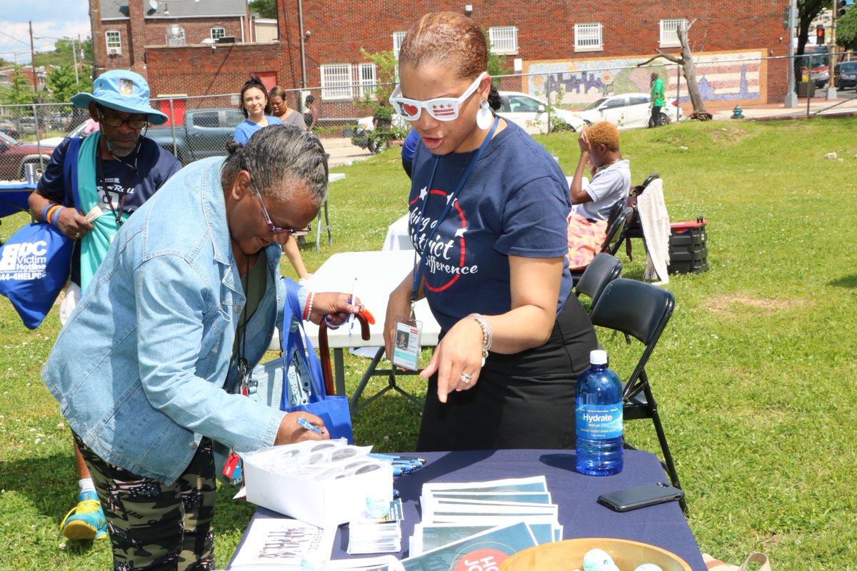 dchrDC's tweet photo. We are here, next to @DCDHCD in #Ward8 til 6PM tonight with @ERS_DC. Ask our #recruiters about open positions in the #DCGovernment. Meet our Chief Learning Officer, ask about #FREE #ProfessionalDevelopment courses available to #DC residents!  #MakingADistrictDifference #CareersDC https://t.co/1cimooBhk3