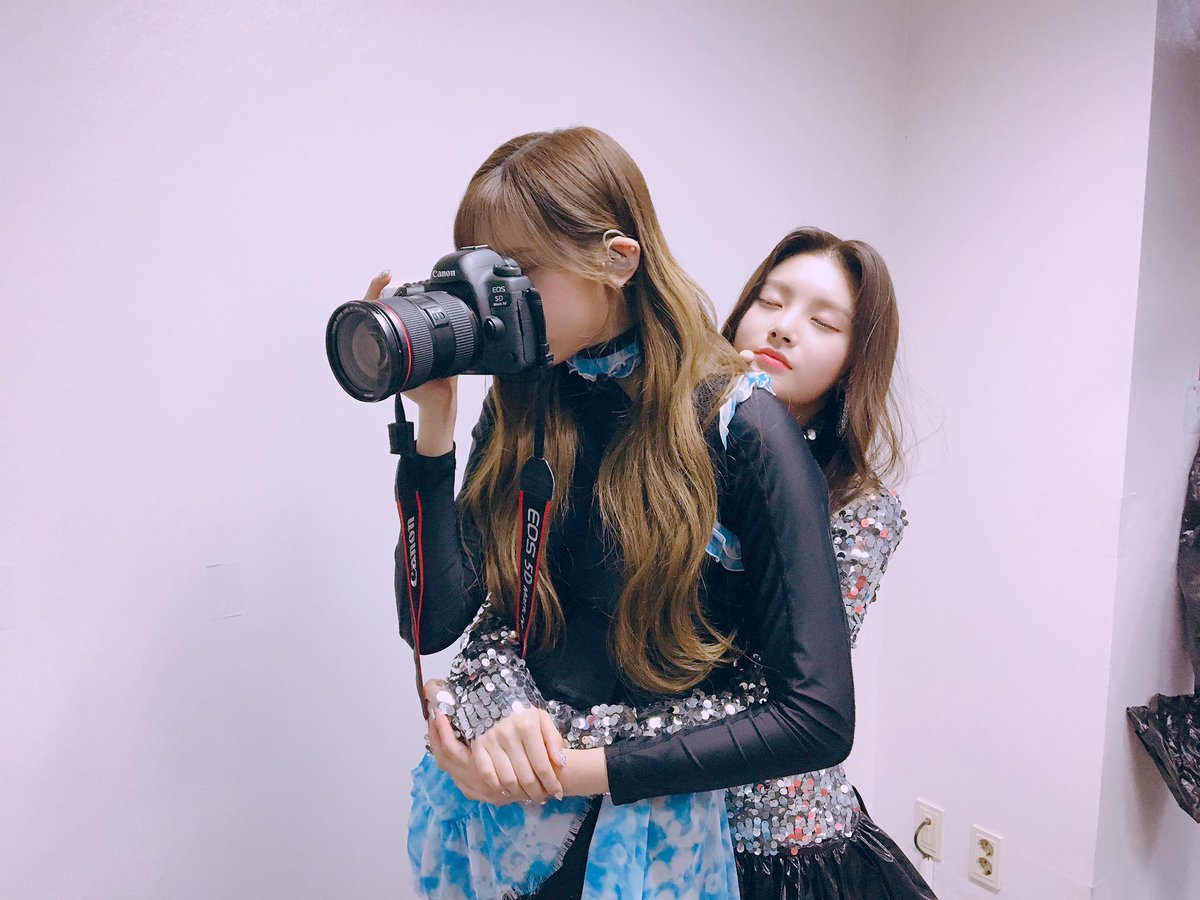 everglow_chile's tweet photo. « OFICIAL / 190502 » 🔮 Actualización de #AISHA en la cuenta oficial de Twitter 

“Otro día con nuestra apasionante modelo Sihyeon y la fotógrafa Aisha (feat. Pomerania)”

Cr: @EVERGLOW_twt 
Trad. Español: Everglowspain
[ EVERGLOW Chile - SK✨ ] https://t.co/J93QBjsVoG