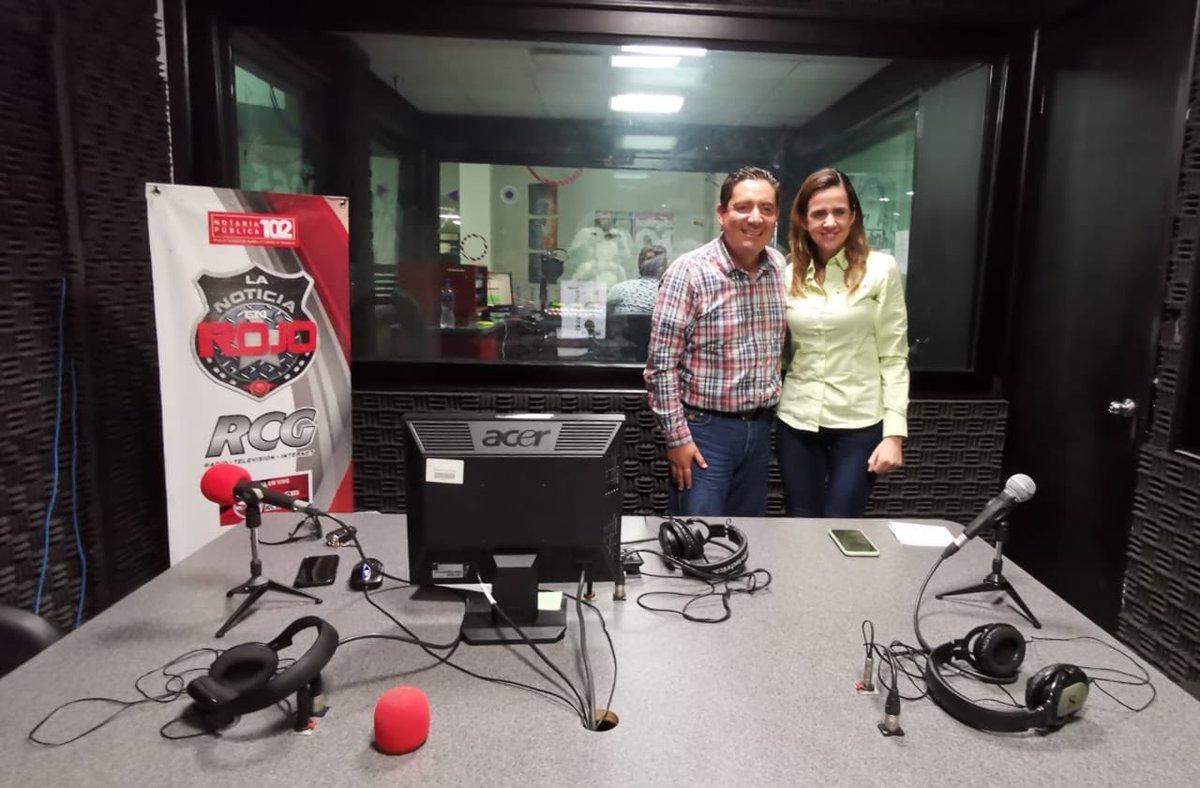 SeTurCoah's tweet photo. @gpeoyervides Secretaria de Turismo, esta tarde visitó en cabina a @antonio_noticia, donde charlaron de próximos eventos y promoción turística en el estado. #XESJ #Radio 

¡Gracias por el espacio! 

#HazTurismo💫 #Coahuila🌟 https://t.co/A3VgfJ0PAd