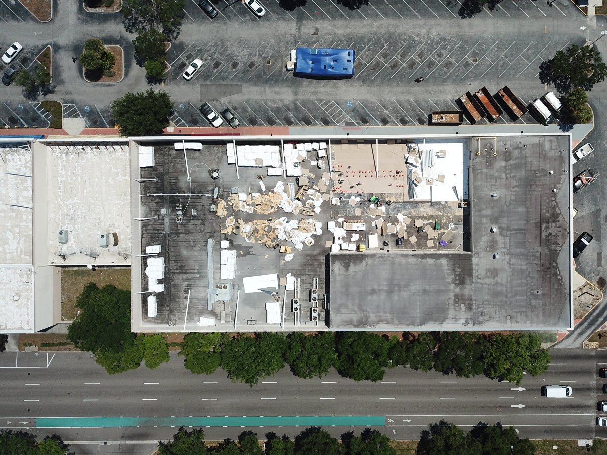 AdvancedRoofFL's tweet image. #TearOffTuesday Here is a #birdseye view from our #reroofing project underway at Central Plaza in #SaintPetersburg #Florida @JohnsManville #singleply #roofingcontractor #drone #dji #facility #buildings #roofer #coolroofing #construction #dirtyjobs #GulfCoast #Tampa