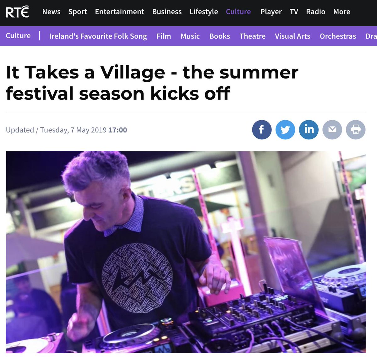 ITAVfestival's tweet photo. "There are no VIP areas, as everyone is a VIP. As someone described it last year: "Itโs like a school holiday - without the teachers". - Joe Kelly, co-director of #ITAV19 chatted to @RTE_Culture about what we're all about...
https://t.co/y1EJrotqIa
#Irishmusicparty #Cork https://t.co/YpGMWJbdkL