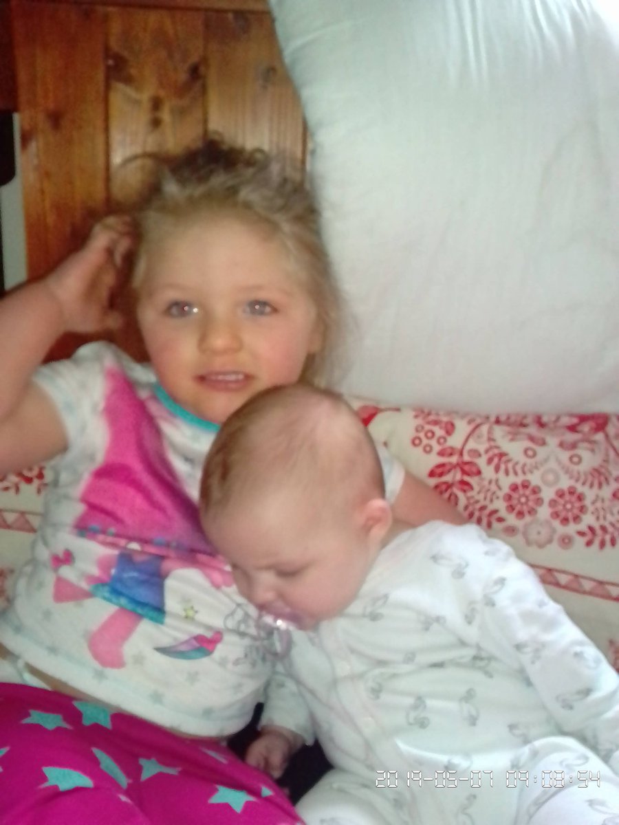 Annloveskeith's tweet photo. #Lovethesetwogorgeousgirlystothemoonandback #myworld #sisterlove #gorgeous #justliketwins #princesses https://t.co/zvHd8L8eEE