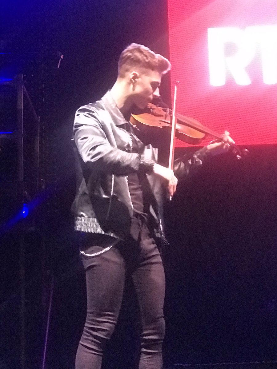 LautnerFanOff's tweet photo. Quelques photos de @lautnermusic sur la scène du #RTSLive avec @RTS_FM à Montpellier ! (La suite photos et vidéos arrivent très vite...) https://t.co/ueAQWZJlSY