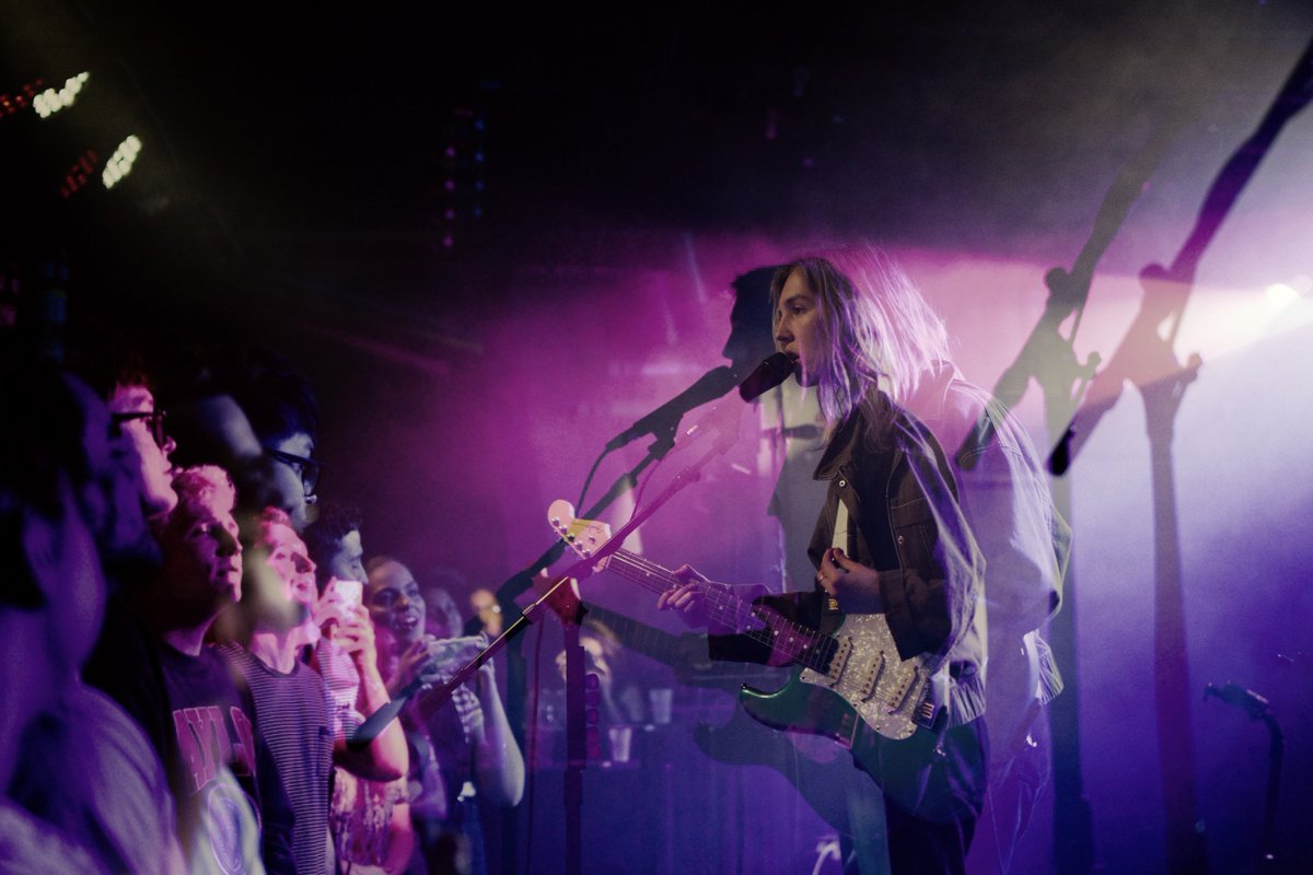 LiveListenShare's tweet image. As enchanted by the stage as they were hot and sweaty, the sold-out Riot Room crowd certainly made the most of their time with The Japanese House; dancing and swaying to the electrifying show. Peep our gallery on the site now! // 📸 @mannarisms 

bit.ly/plp_japaneseho…