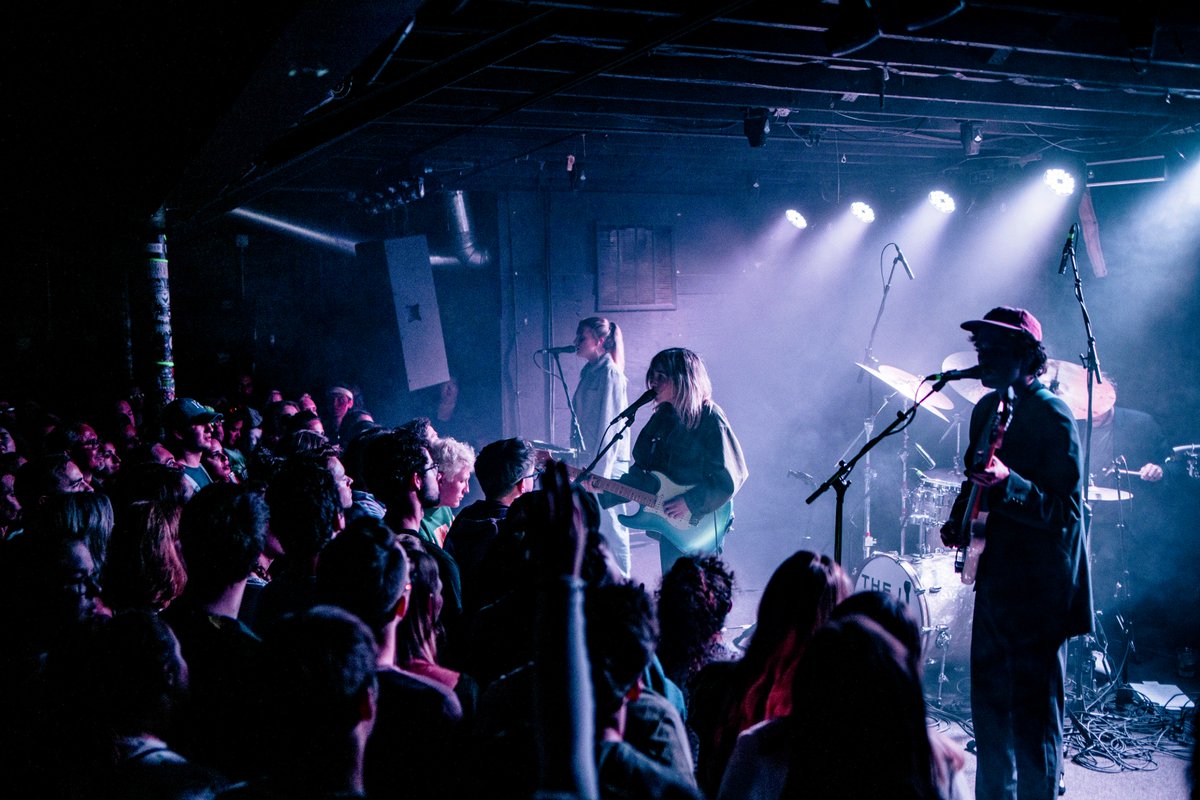 LiveListenShare's tweet image. As enchanted by the stage as they were hot and sweaty, the sold-out Riot Room crowd certainly made the most of their time with The Japanese House; dancing and swaying to the electrifying show. Peep our gallery on the site now! // 📸 @mannarisms 

bit.ly/plp_japaneseho…