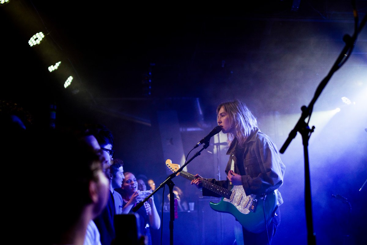 LiveListenShare's tweet image. As enchanted by the stage as they were hot and sweaty, the sold-out Riot Room crowd certainly made the most of their time with The Japanese House; dancing and swaying to the electrifying show. Peep our gallery on the site now! // 📸 @mannarisms 

bit.ly/plp_japaneseho…