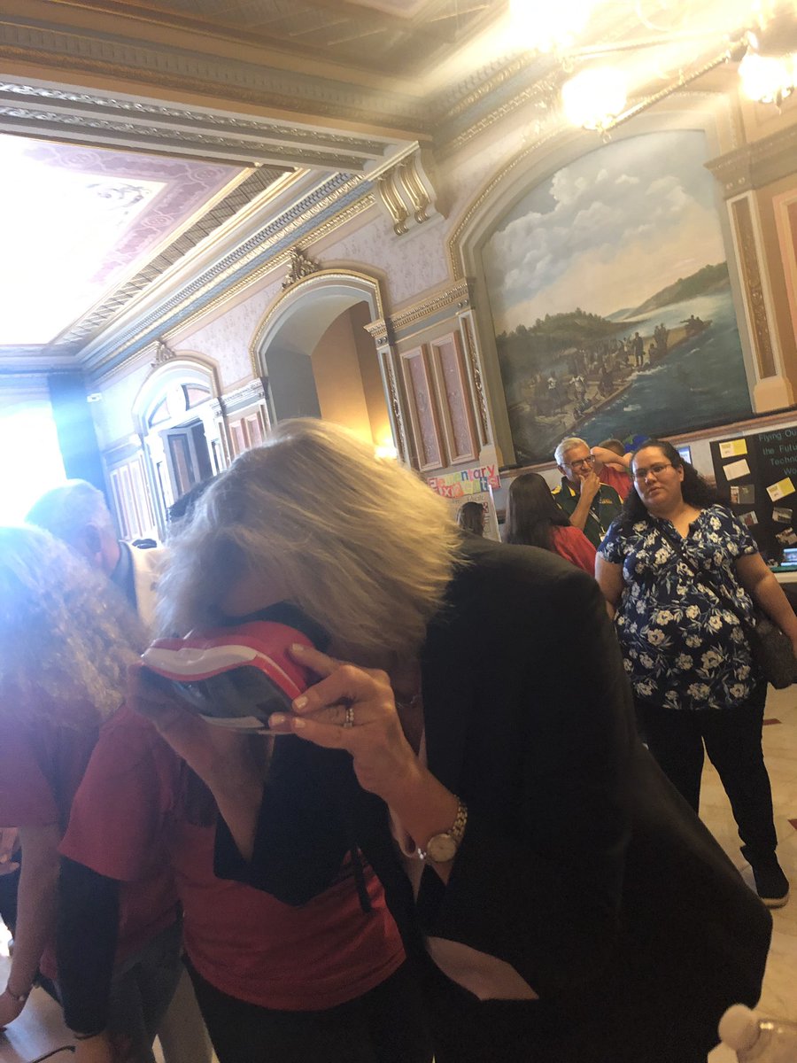 MarceBilingue's tweet image. Meeting the legislators! @ccsd21london at #TECH2019! @ccsd21 #21learns #ellchat @tracycrowley77