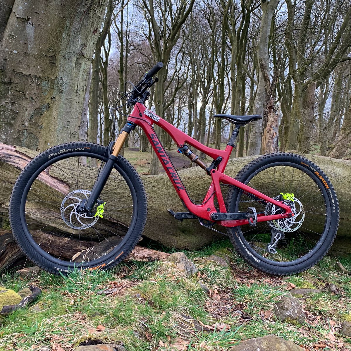 ***STOLEN*** My friend has had his bike nicked tonight in the south side of Glasgow!  It’s a Santa Cruz 5010cc with distinctive yellow Magura brakes and a yellow.
The guy also stole a lot over stuff watches bags ect. If anyone has information give me a shout.
Cheers Danny