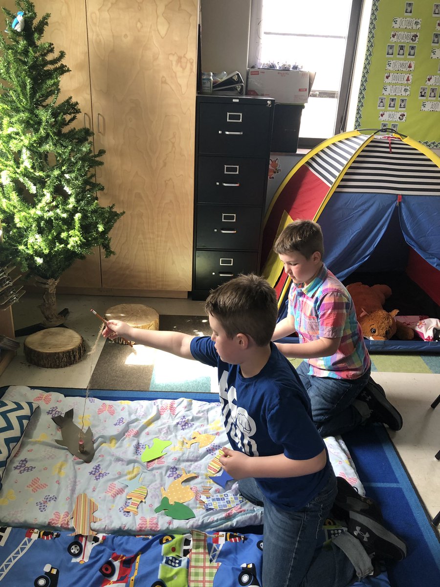 MmeChanelH's tweet photo. Ce matin au Camp Chanel, les élèves de la 1ère année ont joué avec des mots ainsi  qu’attrapé et mesuré des poissons! #classroomtransformation #Jour2 @smbkemptville https://t.co/I9db4n1HZd