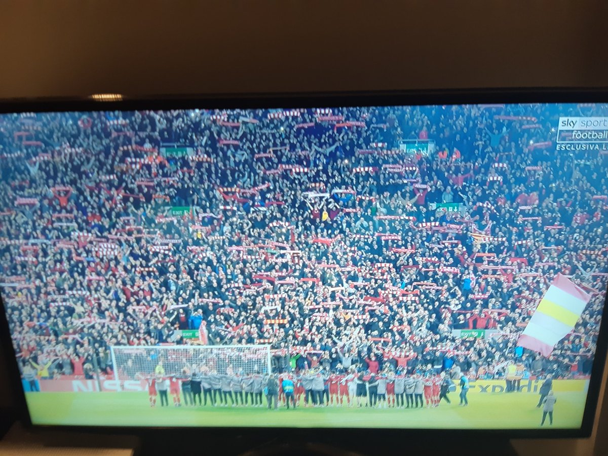 Brividi assoluti ...tutto il Liverpool sotto la Pop con ANFIELD e i giocatori che cantano You 'll never walk alone. Solo il calcio sa regalare queste emozioni...