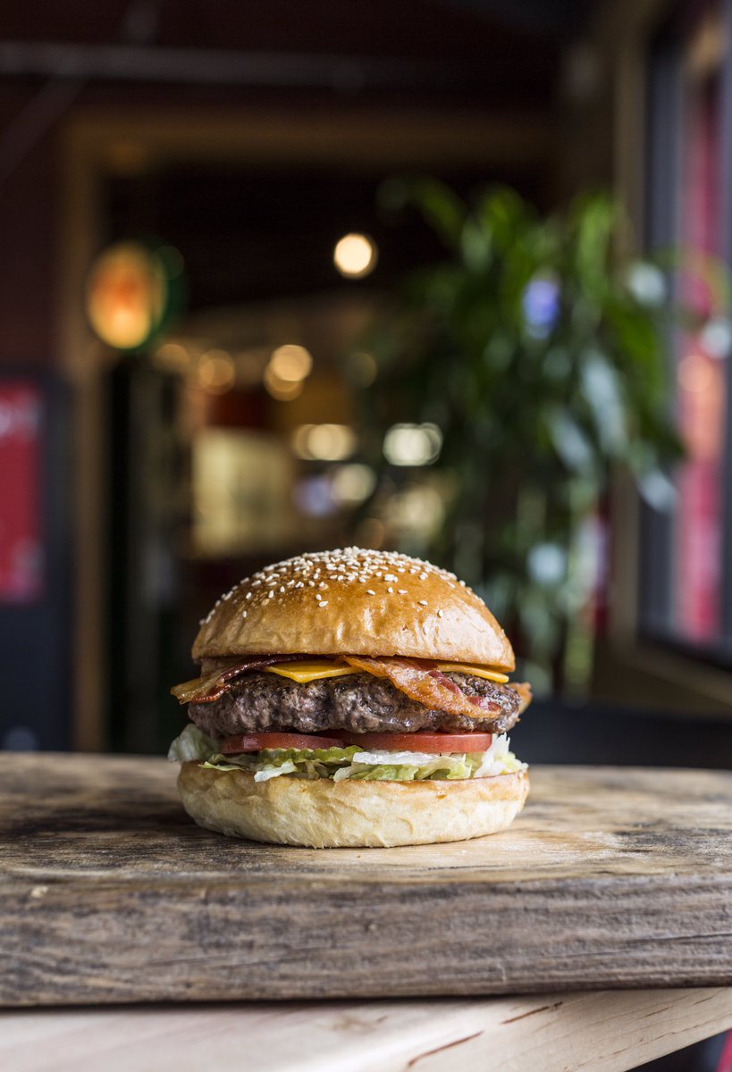 Nuestra #BaconCheeseBurger es algo especial.
Pan artesanal, Carne de primera, Queso amarillo y tocineta🤤🤤🤤

RT si ya la haz probado!
