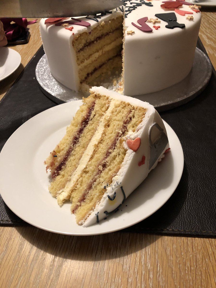 miIIiberman's tweet photo. Got the most stunning birthday cake ever 😭🎂💕 https://t.co/ysrtkFZchl