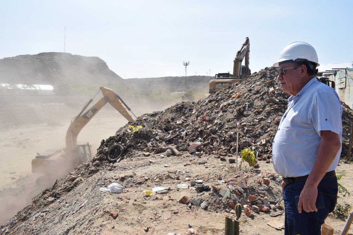 muni_talara's tweet photo. El alcalde provincial, José Vitonera Infante, inspeccionó los trabajos de limpieza que se realiza en la quebrada Yale como parte del inicio del proyecto de construcción de un corredor turístico. https://t.co/tHl7YRBHao