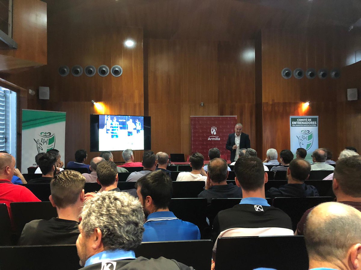 Asistimos a la Jornada de Formación continua de entrenadores realizada por el Comité de Entrenadores de Granada y la @GranadaRFAF